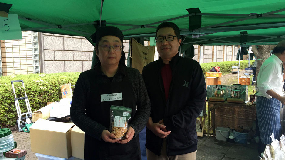 「Vege&Fork Market」(神奈川県川崎市麻生区)で出会った、あられ本舗おもやの、高橋重光さん(写真左)と弟さん(同右)。「ぜひ一度食べてみてくださいね。」