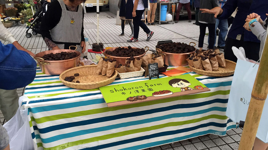 お店の様子。大きな銅鍋に盛られた、あふれんばかりの「焼き栗」はインパクトがある。