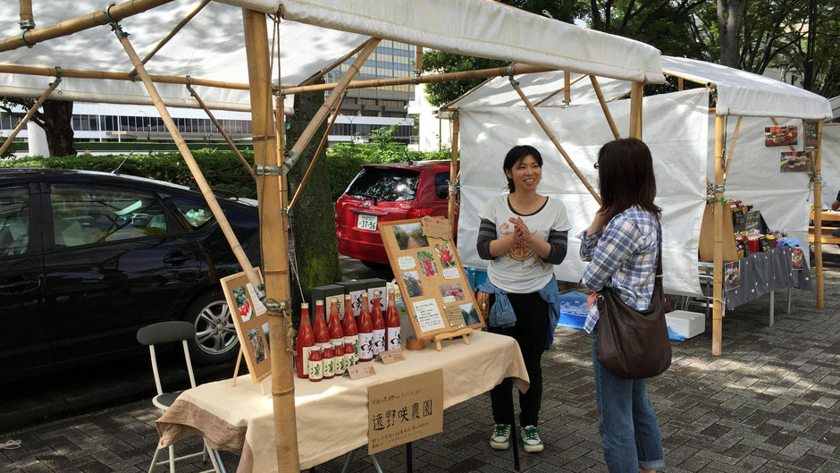 遠野咲農園の小野寺奈津美さん。お店の様子。身振り手振りで丁寧に説明してくれる。