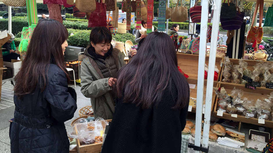 そばの実カフェ『sora』の小池ともこさん。お店の様子。小池さんがお店の前まで出てきてくれて、優しく声をかけてくれる。