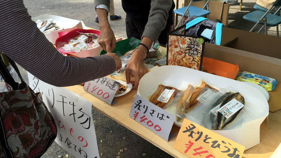 有限会社渡邊水産(島根県出雲市)いろいろな魚の味を試したくなる。説明を聞き、骨まで食べて、お客さんも感心しきりだ。