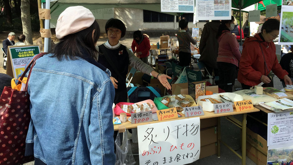 有限会社渡邊水産(島根県出雲市)常務取締役の渡邊美和子さん。お店の様子。「炙り干物」の看板に、お客さんが吸い寄せられていく。