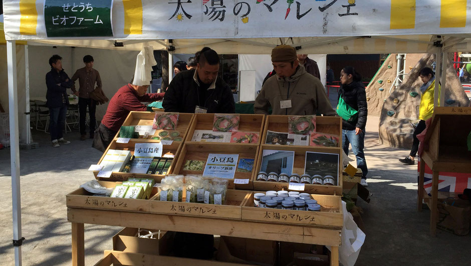農業生産法人せとうちビオファーム、代表取締役の佐藤潤さん。お店の様子。