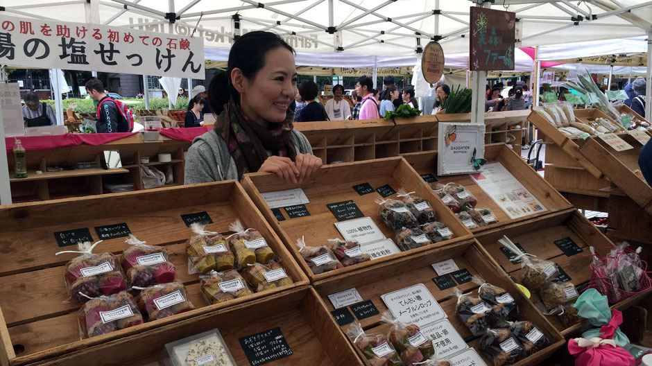 「Farmer’s Market @ UNU」(渋谷区神宮前)で出会った、DAUGHTER BOUTIQUE(ドーター ブティック)、代表、ウェルネスフード研究家の堀川久美子さん。「”しっとり”、”もっちり”としたマフィンを、とにかく食べてみてください。」