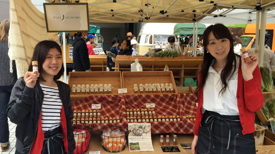 Farm of Frost、代表の宮﨑可奈子さん(写真右)。「変わらぬ味を届け続けるだけなので、上質な唐辛子の味を、ぜひみなさんに知ってほしいですね。」