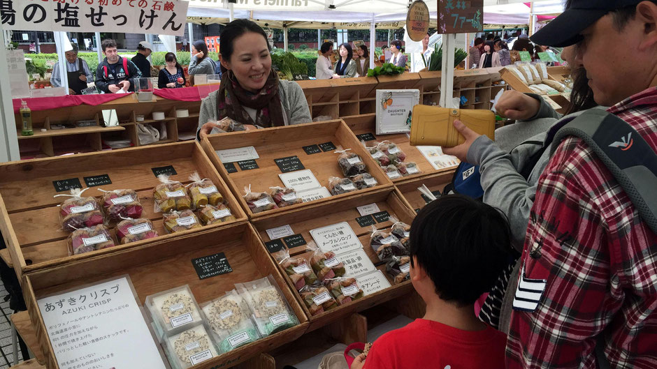 DAUGHTER BOUTIQUE(ドーター ブティック)、代表、ウェルネスフード研究家の堀川久美子さん。お店の様子。大人はもちろん、子どもも、興味津々だ。