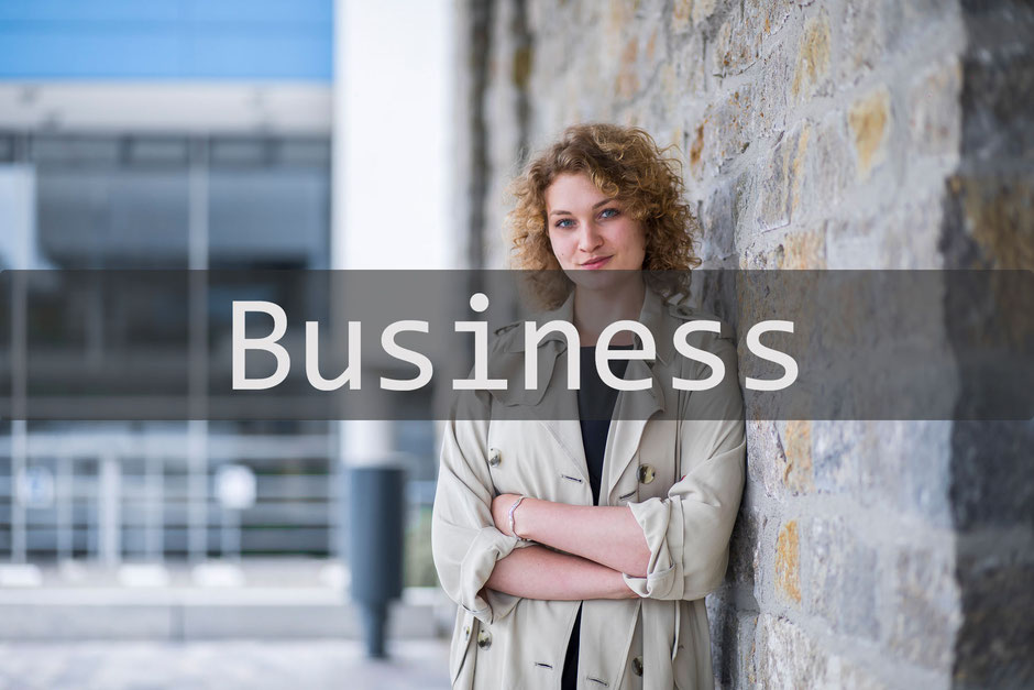 Business-Porträt einer jungen Frau im modernen Look – Professionelle Businessfotografie in Jena von Fotograf Tom Wenig. Hochwertige Portraits für LinkedIn, Website & Unternehmensauftritt.