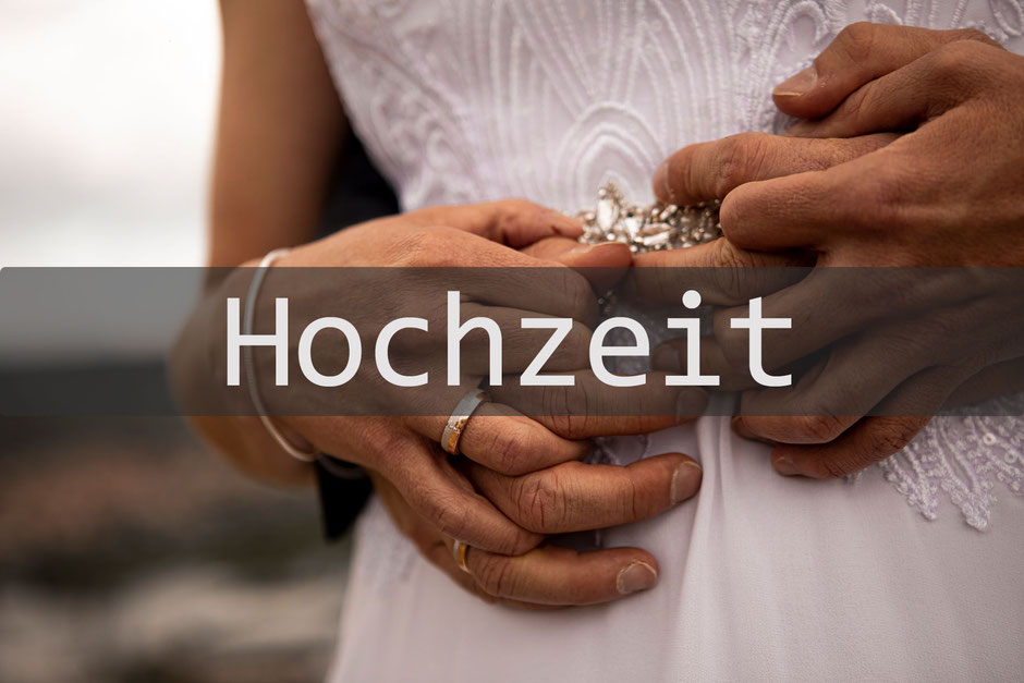 Romantische Hochzeitsfotografie – Nahaufnahme der Hände eines Brautpaars mit Eheringen. Emotionale Hochzeitsbilder von Fotograf Tom Wenig in Jena und Umgebung.