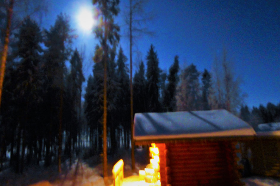Polarer Wintermond Sauna Finnland