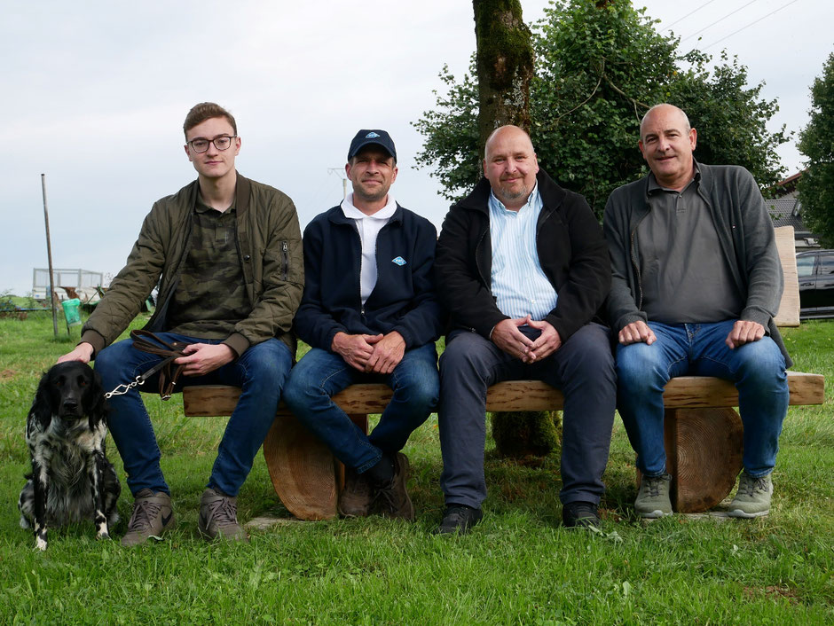 Foto Peter Sahm: Sitzprobe von Robert Schramm, Ortsbürgermeister Jochen Becker, Sven Schütz und Oskar Schramm (von rechts nach links)