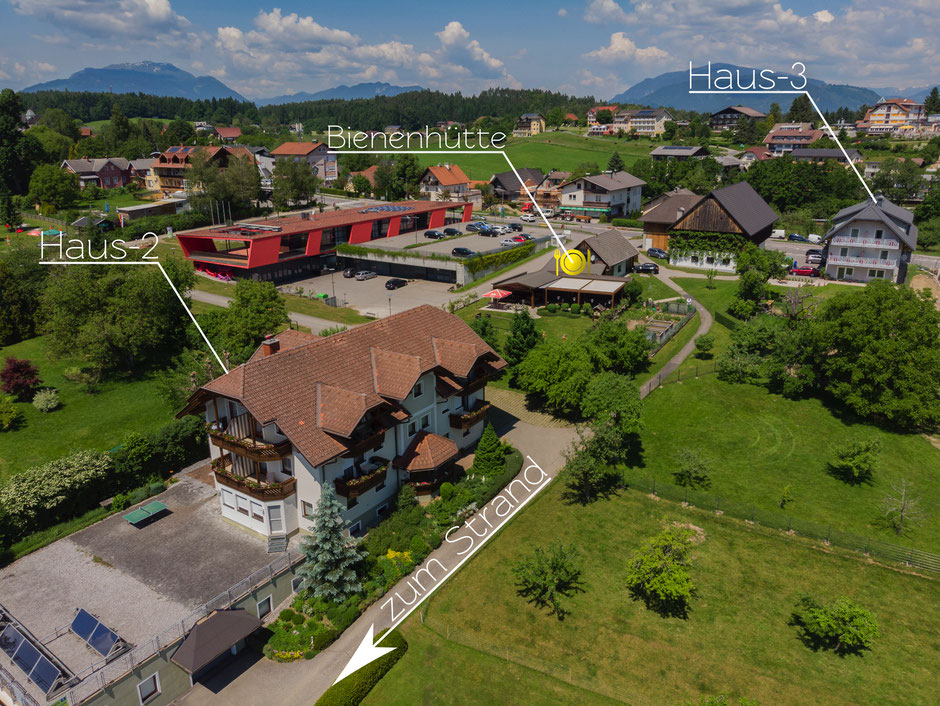 Unser Haupthaus mit Blick von oben. Bienenhütte und Haus Nummer 3.
