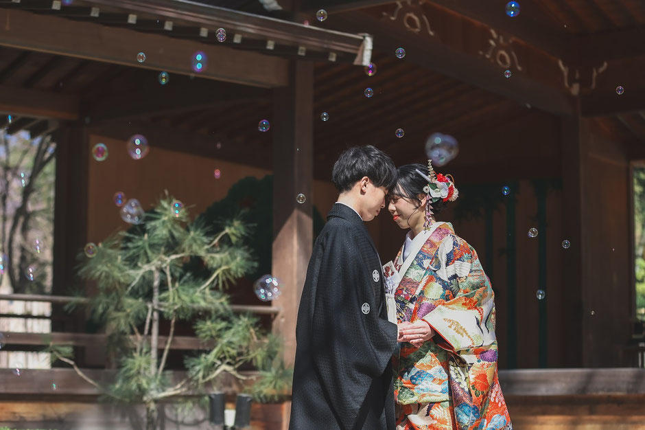 和装前撮りフォトウェディングの撮影を武田神社で行うお二人