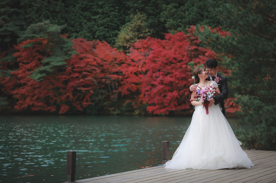 洋装ロケーションフォトウェディング前撮りを撮影する新郎新婦様