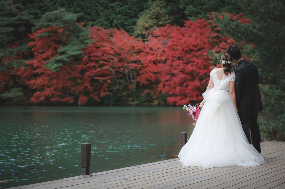 紅葉の綺麗な湖で洋装ロケーション前撮りを楽しむお二人