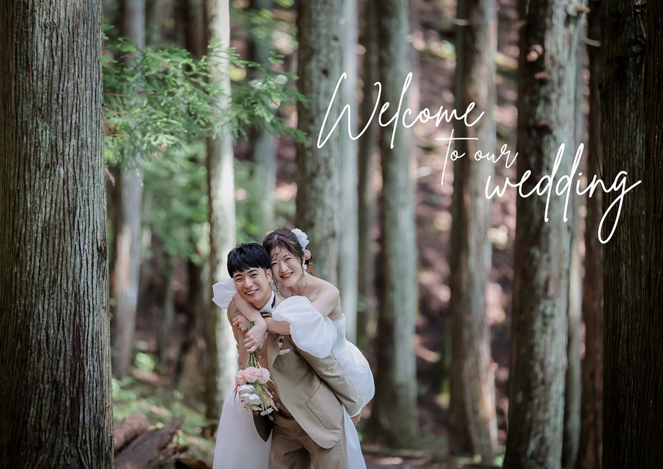 紅葉の綺麗な湖で洋装ロケーション前撮りを楽しむお二人