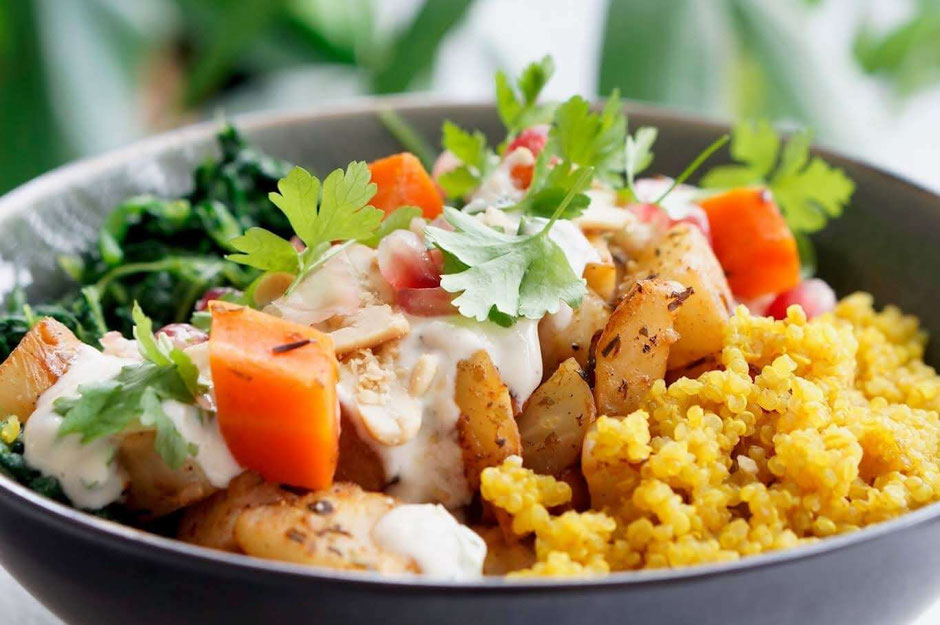 GemüseQuinoa Bowl mit ErdnussDip clean, vegetarisch & schnell