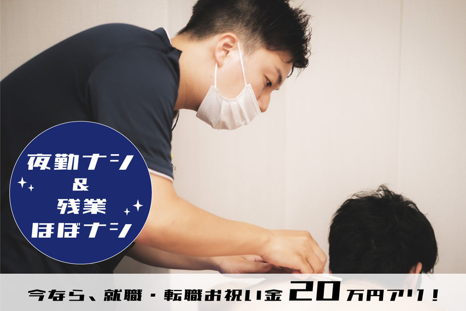カルテを持って微笑む看護師のイメージ写真