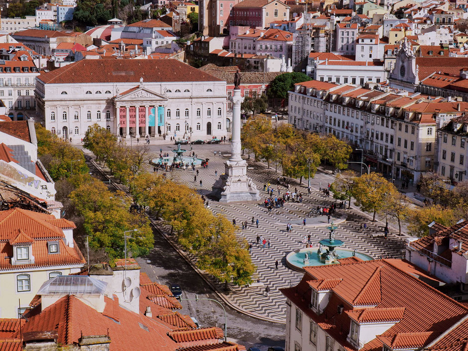 Hypnotizing floor pattern of Praça do Rossio from Chiado