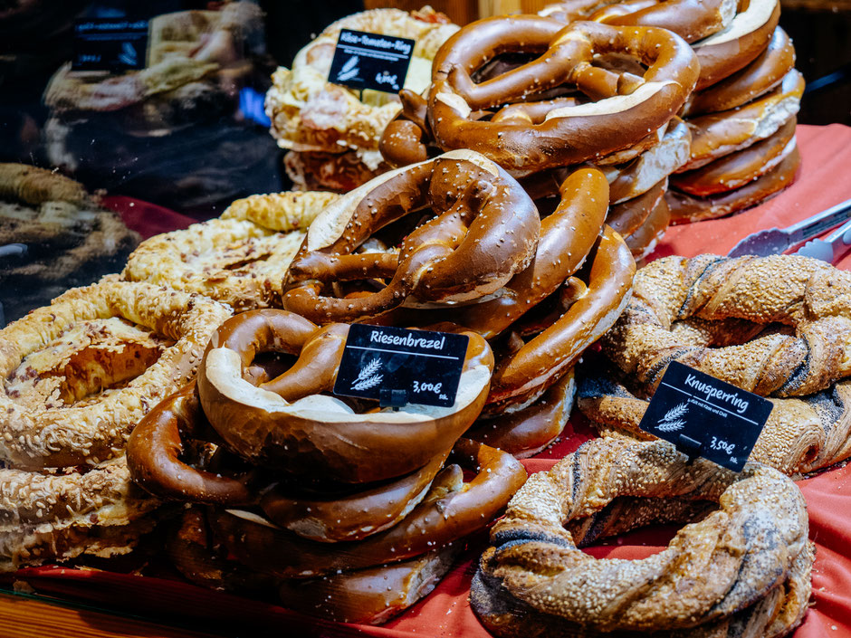 Pretzels, Brezel, Römer, Römerberg, Frankfurt, Christmas Market, Weihnachtsmarkt, Town Hall, Altstadt, Old Town