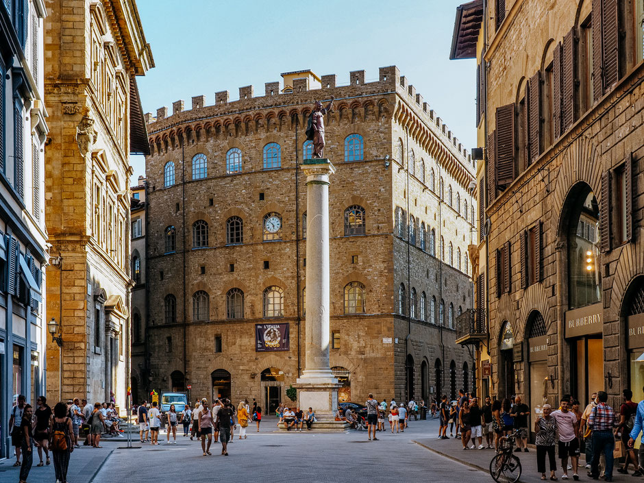 Piazza di Santa Trinita - Renaissance style at its best!