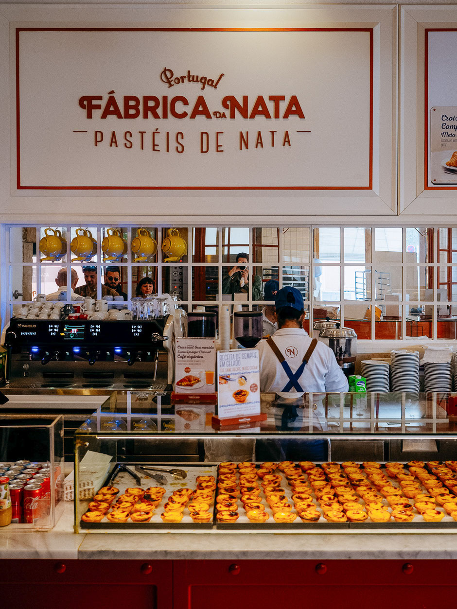 Fábrica da nata shop with its countless pastéis de data