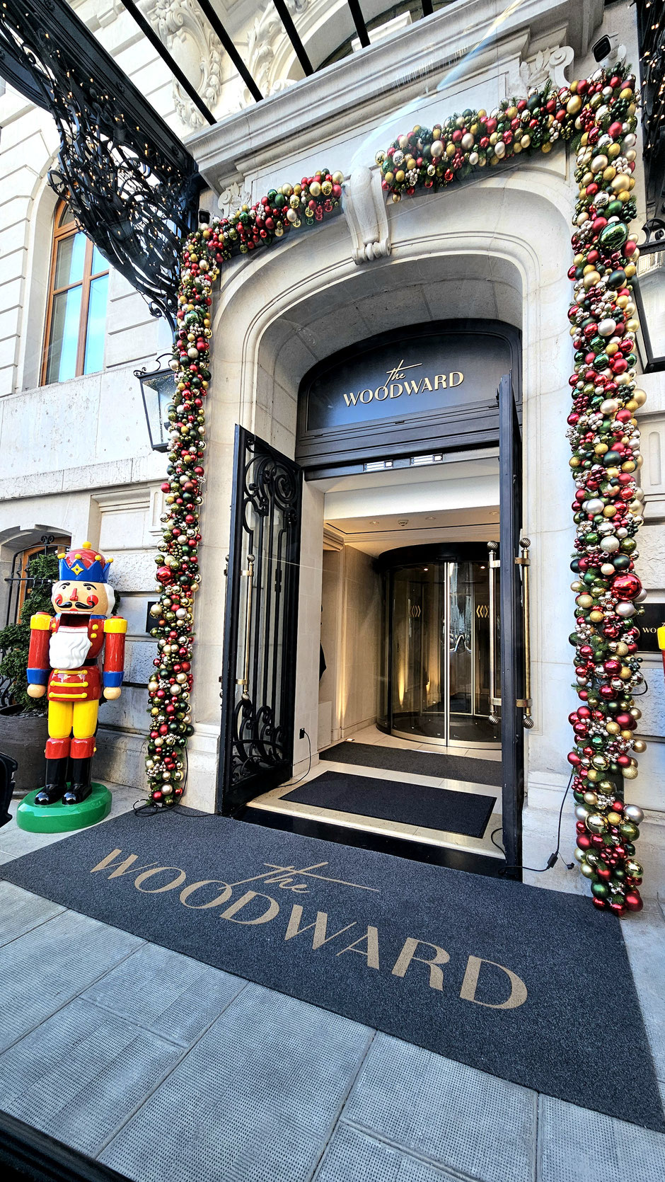 Entrée élégante de l’hôtel The Woodward à Genève avec un design architectural moderne et traditionnel.