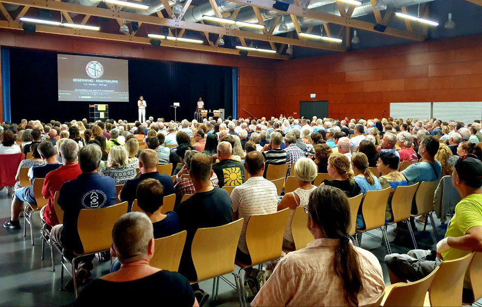 Gespannt verfolgten weit über 400 Besucher die Vorträge in der Stadthalle in Sulz am 07.09.23
