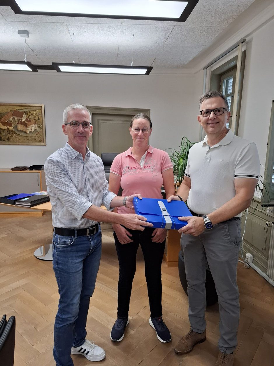 Übergabe der Unterschrift an Bürgermeister Jens Keucher durch Isabell Pittroff und Bernd Hoffmann
