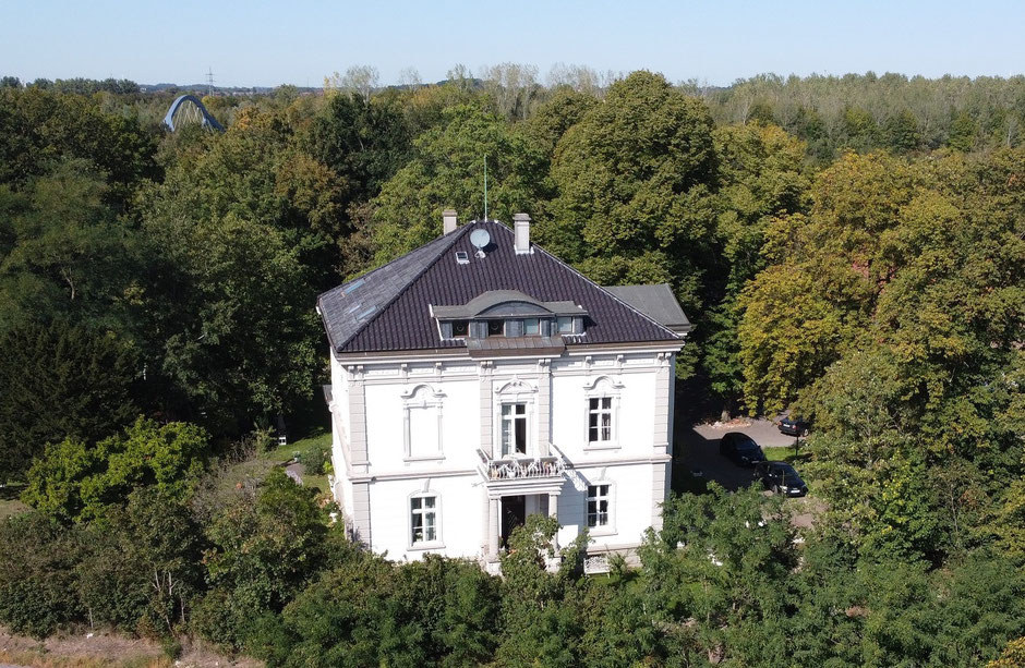 Haus Rünthe ist für die Ortschaft ein bedeutsames Bauwerk. Adelige haben in der Villa am Ostenhellweg nie gelebt. (Drohnenfoto: Manuel Izdebski)