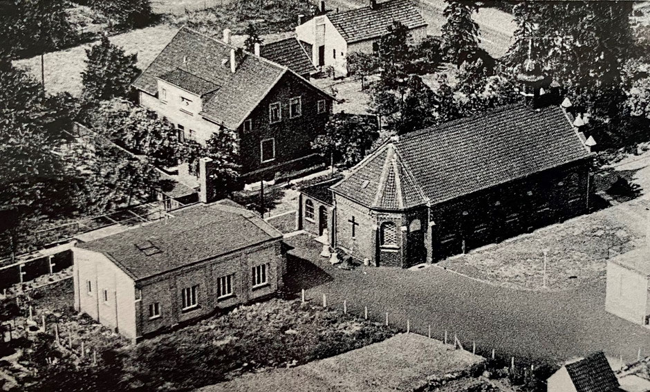 Die alte Christuskirche mit dem Konfirmandensaal in der Mitte der 1950er Jahre. (Bildnachweis: Stadtarchiv Bergkamen)