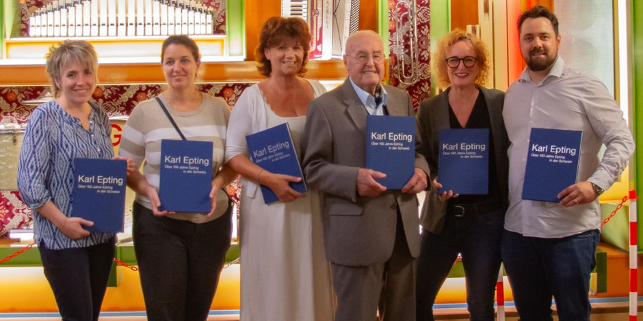 Strahlende Gesichter an der Buchvernissage (v.l.): Monika Bucher, Isabella Schütz, Gabriela Gasser, Karl Epting, Barbara Tudor, Andreas Wolfensberger.