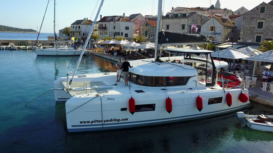 Catamaran Lagoon 42, catamaran rent, Charter, Yachcharter, Charter Tenerife, online booking, catamaran training, Holiday, Vacation, Harbor maneuver training, Skipper training, offshore sailing,