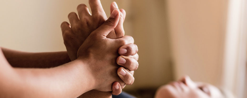 Hände, Patient, Osteopathiesche Behandlung, Behandlung des Bewegungsapparates, parietale Osteopathie