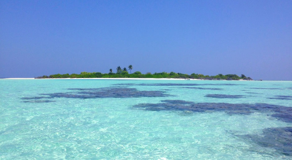 View from the boat - deserted island - Maldives - travelbees - blog