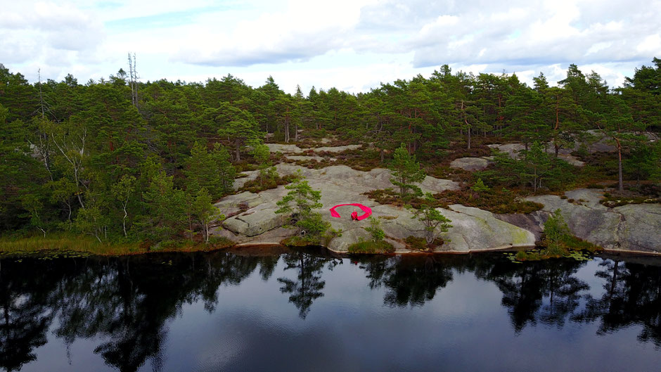 Travelbees Sweden Travelcouple Lake Session Abstract