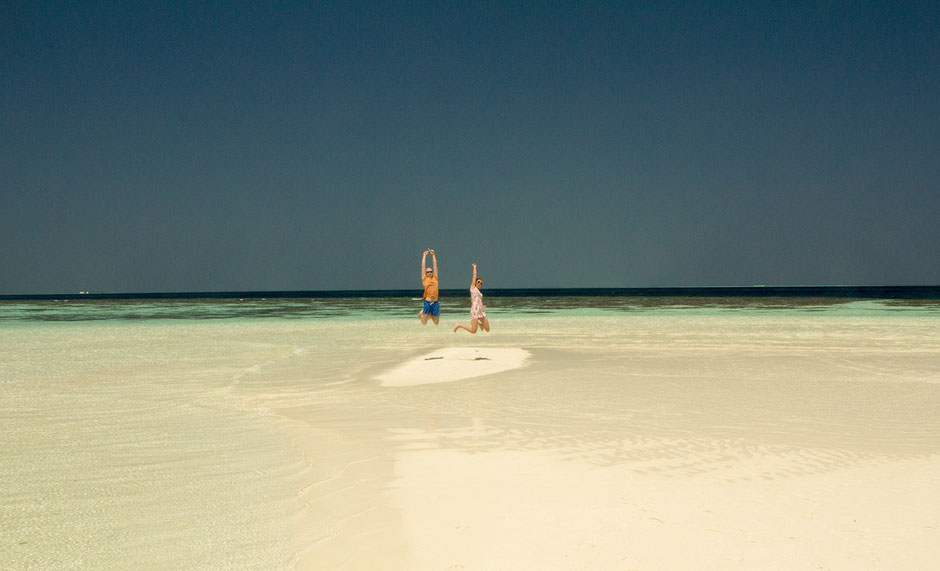 Happy jumps on a deserted island - Maldives - tavelbees - blog