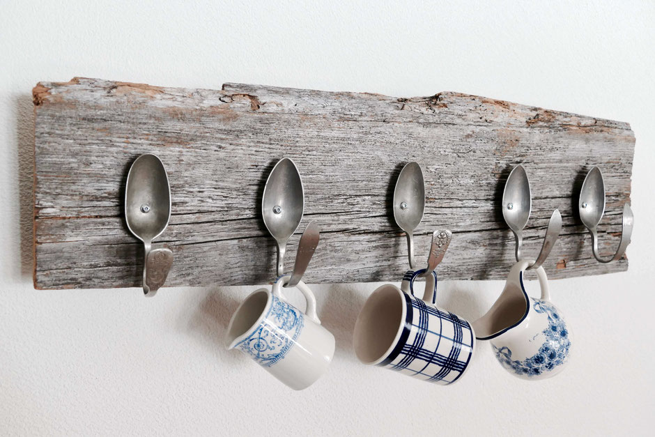 Upcycling: Altholz mit Haken aus Zinnlöffeln