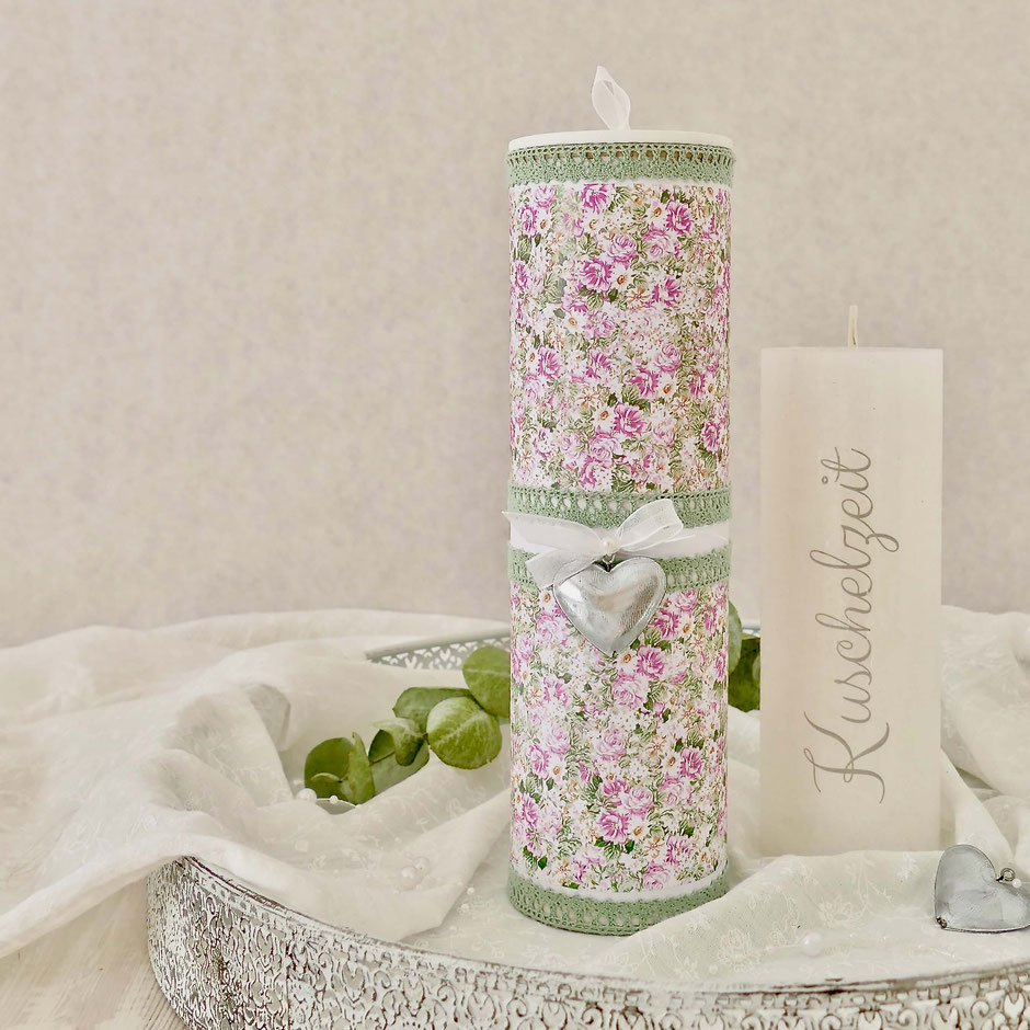 Geschenkbox für eine Kerze mit Rosenpapier, Spitze und weisser Schleife