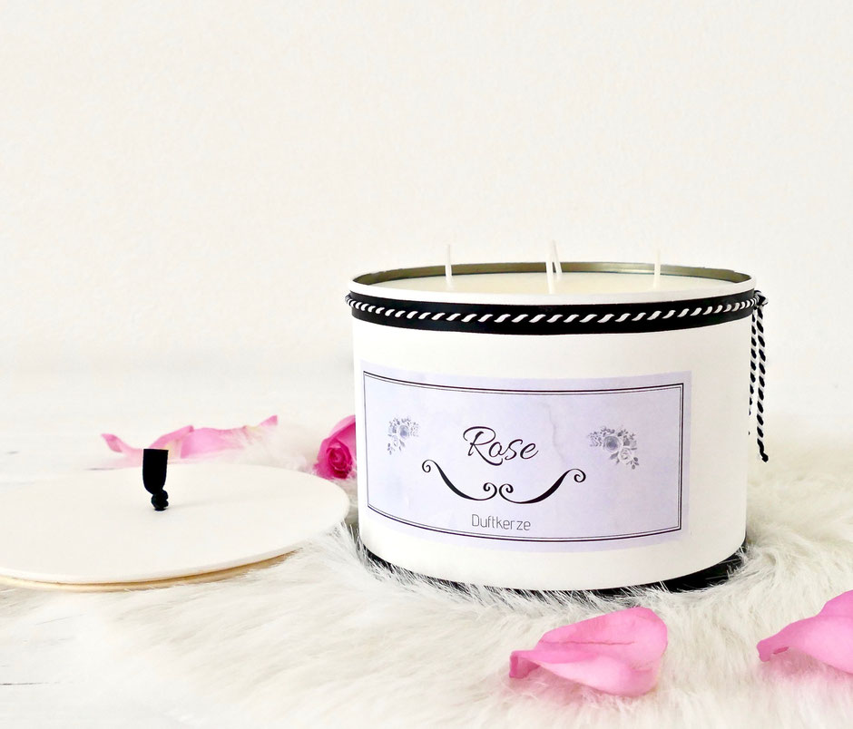 Duftkerze in der Dose mit Etikette Rose