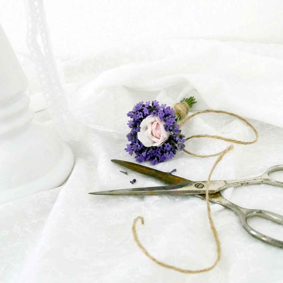 Sträusschen trocknen mit Lavendel und Rosen