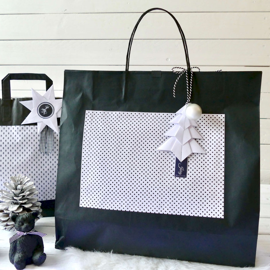Recycling: Schwarze Papier Tragetasche mit Sternenmotiv und Geschenk Anhänger