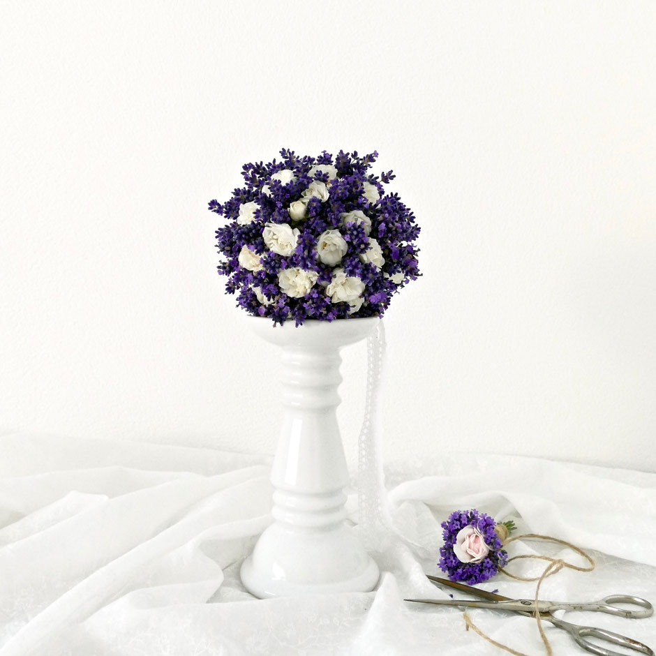 DIY Tischdeko: Lavendel-Kugel mit weissen Rosenblüten