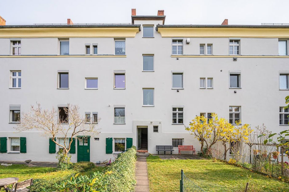 Bezugsfreie 2-Zimmer-Altbauwohnung in Berlin-Spandau mit Holzdielen und hohen Decken