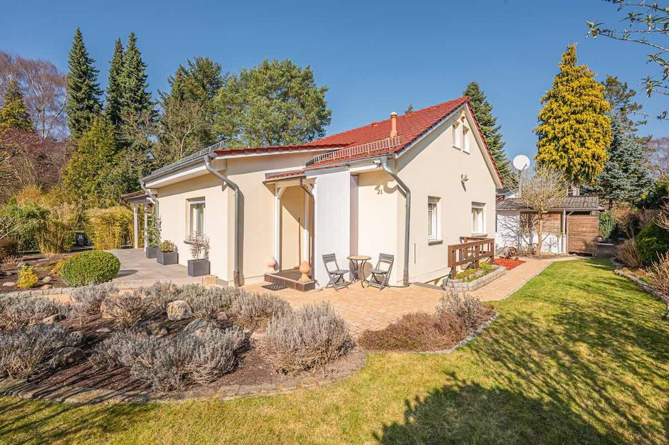 Haus kaufen Konradshöhe: Einfamilienhaus in Berlin-Konradshöhe mit Garten und gepflegter Fassade