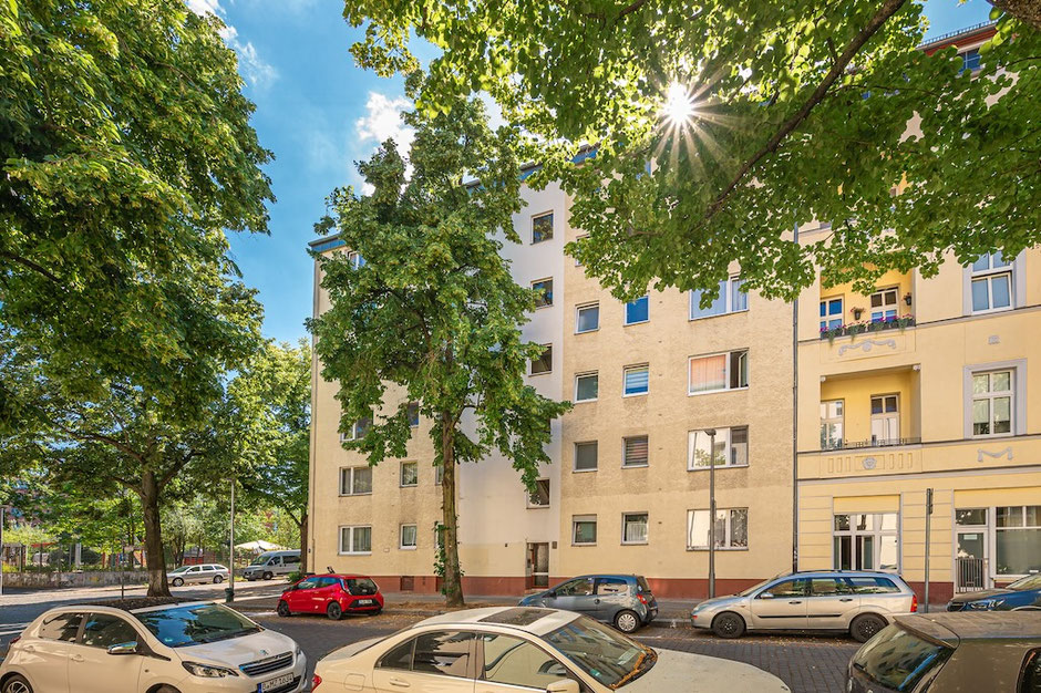 Außenansicht des 1965 errichteten Wohnhauses mit Eigentumswohnung in Berlin-Neukölln