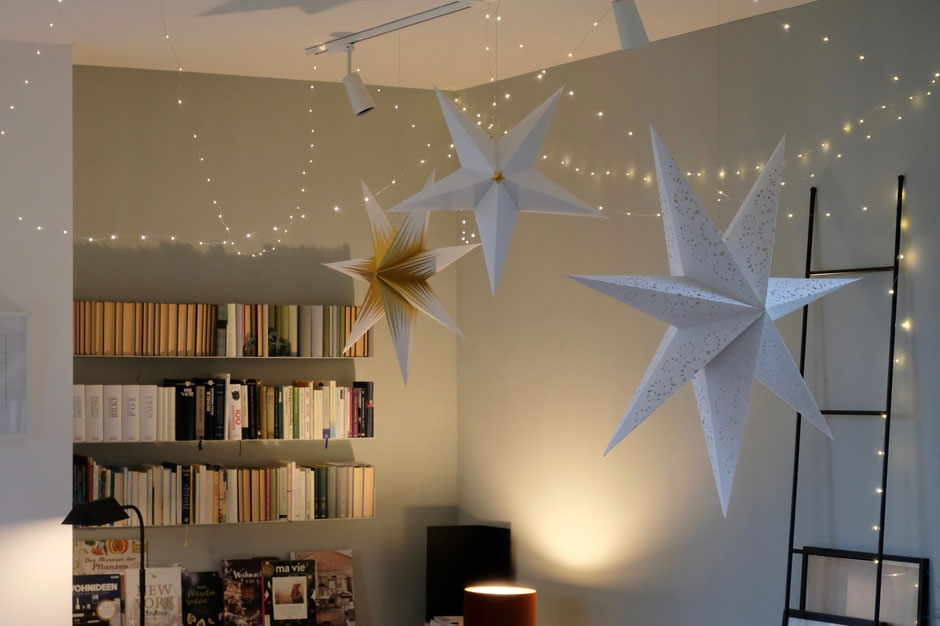 dieartigeBLOG - Wohnzimmer zu Weihnachten, Sterne, Lichterkette, Weihnachstdeko,