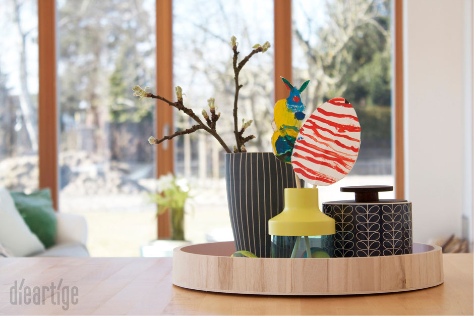 dieartigeBLOG - Orla Kiely Dose, Holztablett, IKEA PS Vase, Holztisch, Holzfenster, Apfelzweig, Osterdekoration