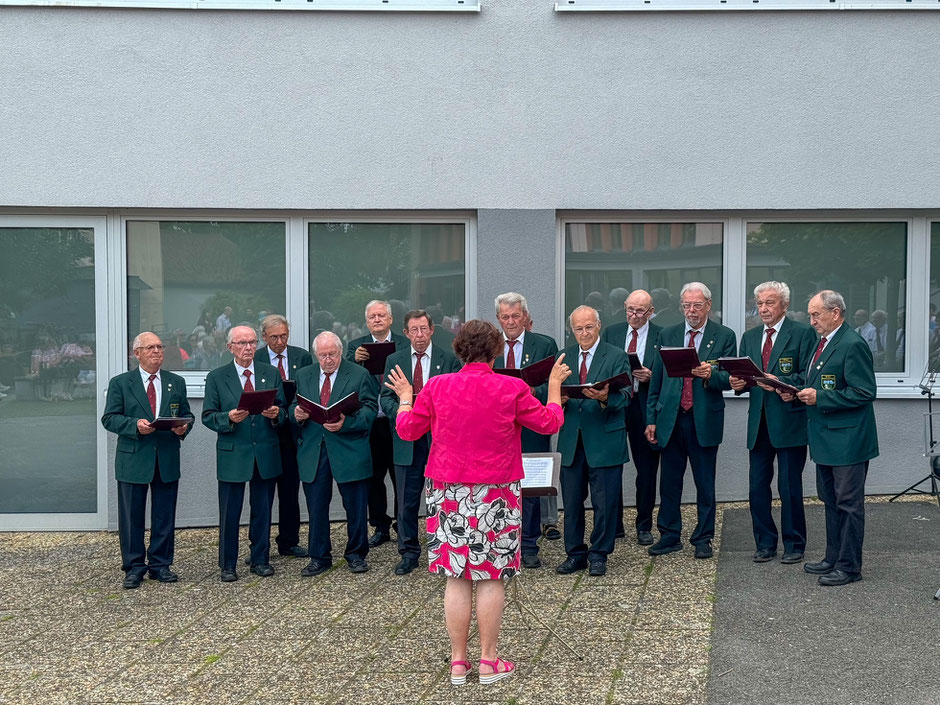 Männergesangverein Neuhaus mit Chorleiterin Hedwig Schaffner 