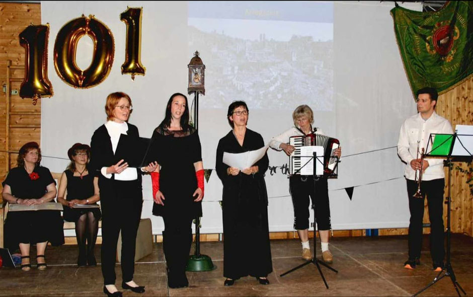 Mechthild, Annegret, Regina Rösch, Sonja Durst, Birgit Rösch, Cornelia Renner und Nico Schwarm präsentierten eine melancholische Version des Stücks „Lili Marleen“