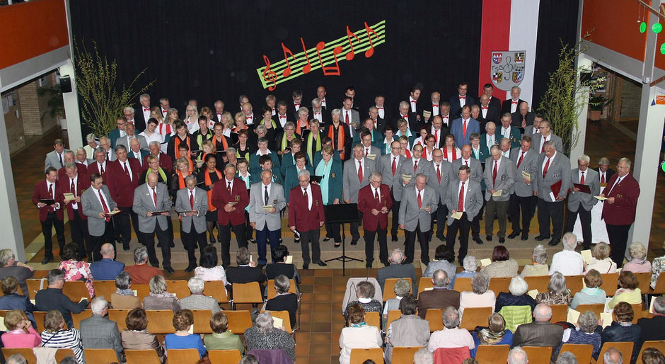 120 Sängerinnen und Sänger sangen das „Lied der Franken“